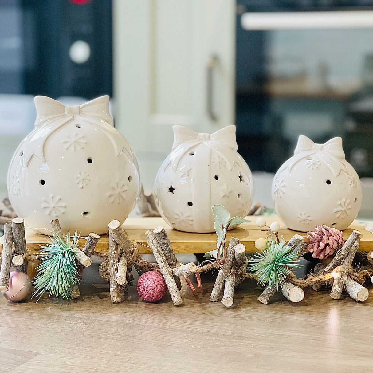 Glazed Ceramic LED Bauble with Bow | 11cm